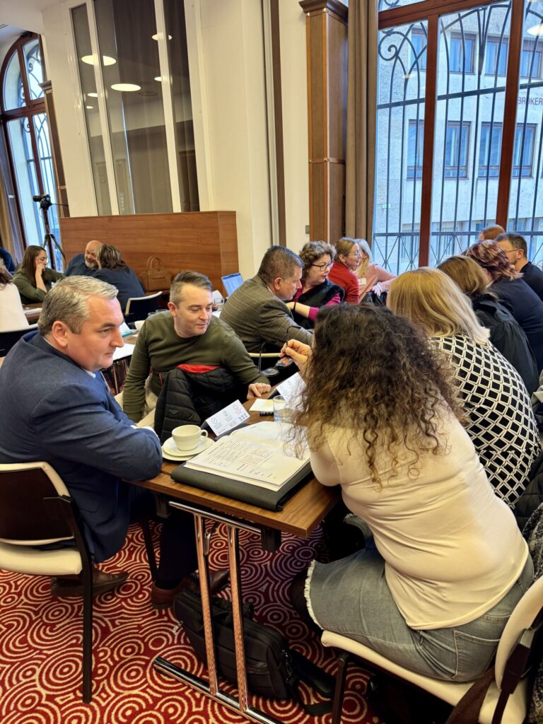 Účastníci pracujú v&nbsp;skupine na&nbsp;seminári NEXT GENERATION Code